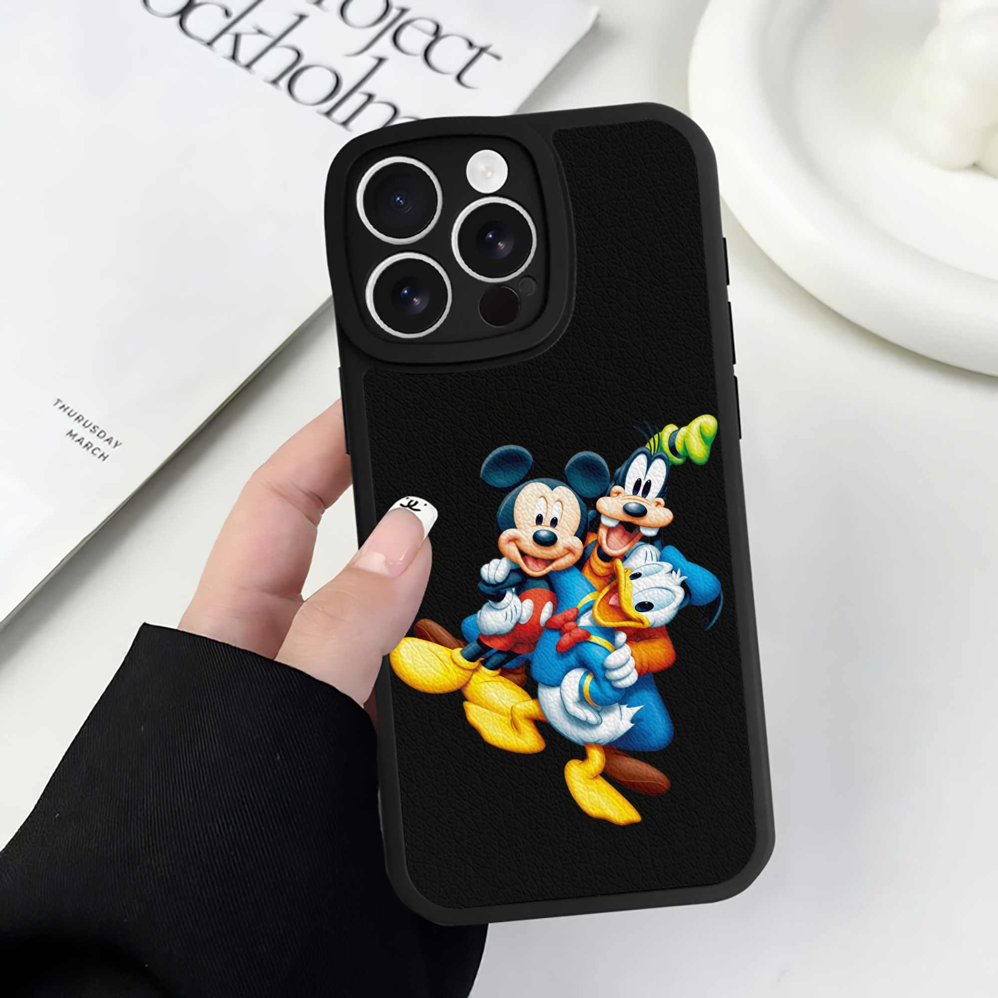 （画像用） ミッキーマウス Mickey Mouse 【iPhone 16シリーズ対応】シリコンスマホケース（レザー調） 材質：シリコン